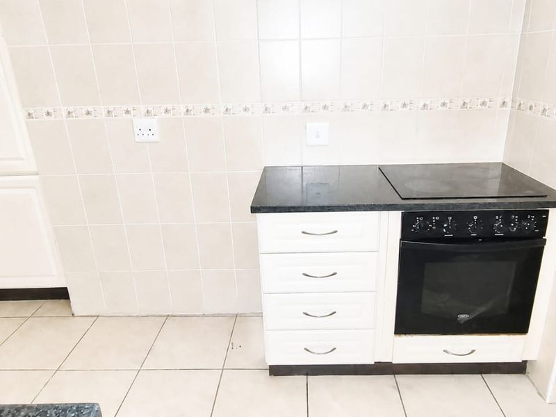 Charming 3-Bedroom Simplex – Perfect for Families or Those Looking to Downsize - Photo 7