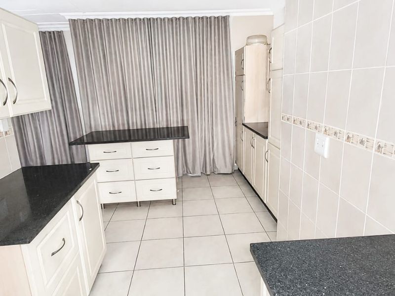 Charming 3-Bedroom Simplex – Perfect for Families or Those Looking to Downsize - Photo 6