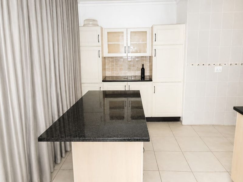 Charming 3-Bedroom Simplex – Perfect for Families or Those Looking to Downsize - Photo 2