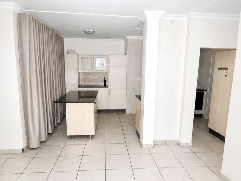 Charming 3-Bedroom Simplex – Perfect for Families or Those Looking to Downsize - Photo 3