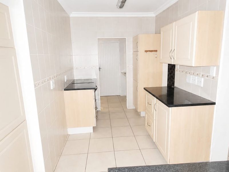 Charming 3-Bedroom Simplex – Perfect for Families or Those Looking to Downsize - Photo 4
