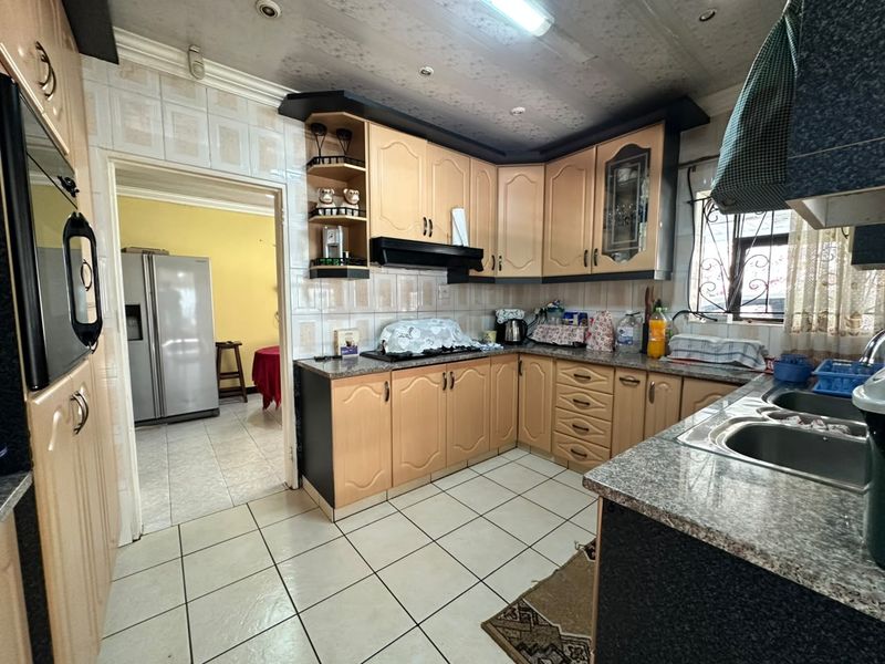 Spacious Family Home In The Heart Of Stanger Manor - Photo 2