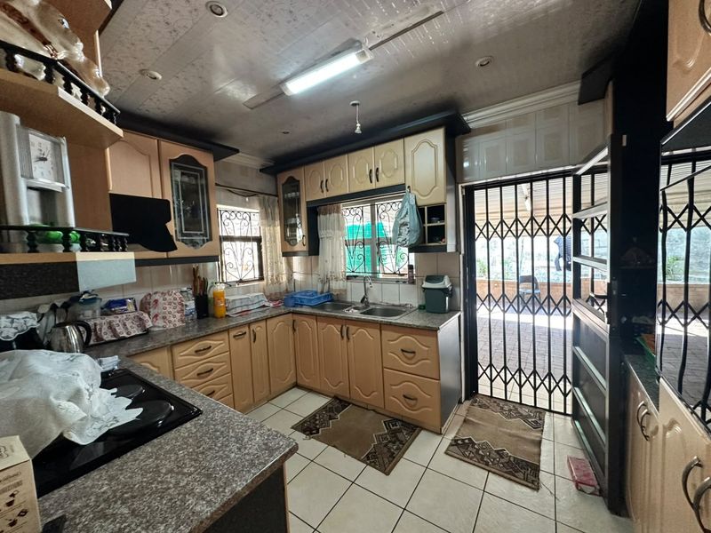 Spacious Family Home In The Heart Of Stanger Manor - Photo 3