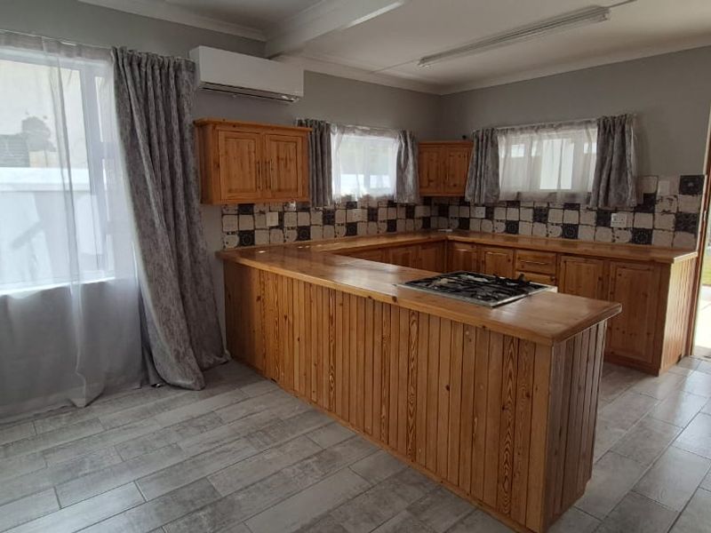 KAROO HOME WITH 4x JOJO TANKS & BUILT-IN BRAAI - Photo 10