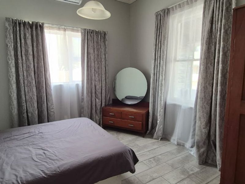 KAROO HOME WITH 4x JOJO TANKS & BUILT-IN BRAAI - Photo 4