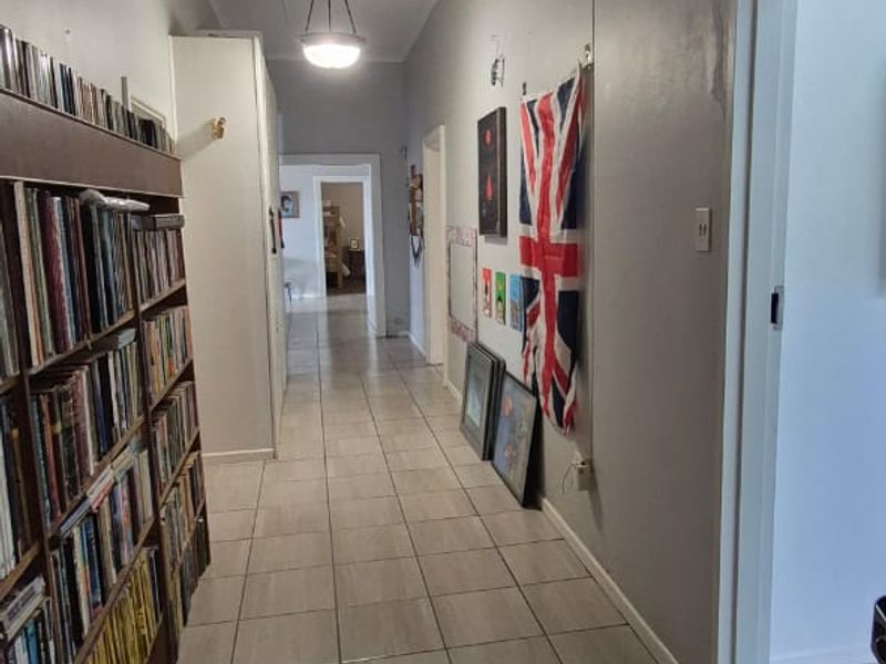 Spacious family home with a beautiful, established green garden! - Photo 10