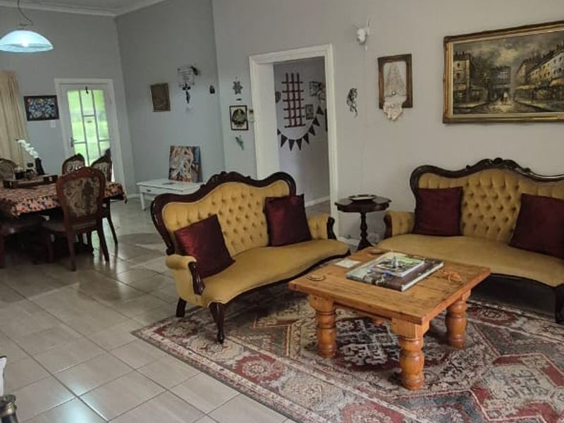 Spacious family home with a beautiful, established green garden! - Photo 5