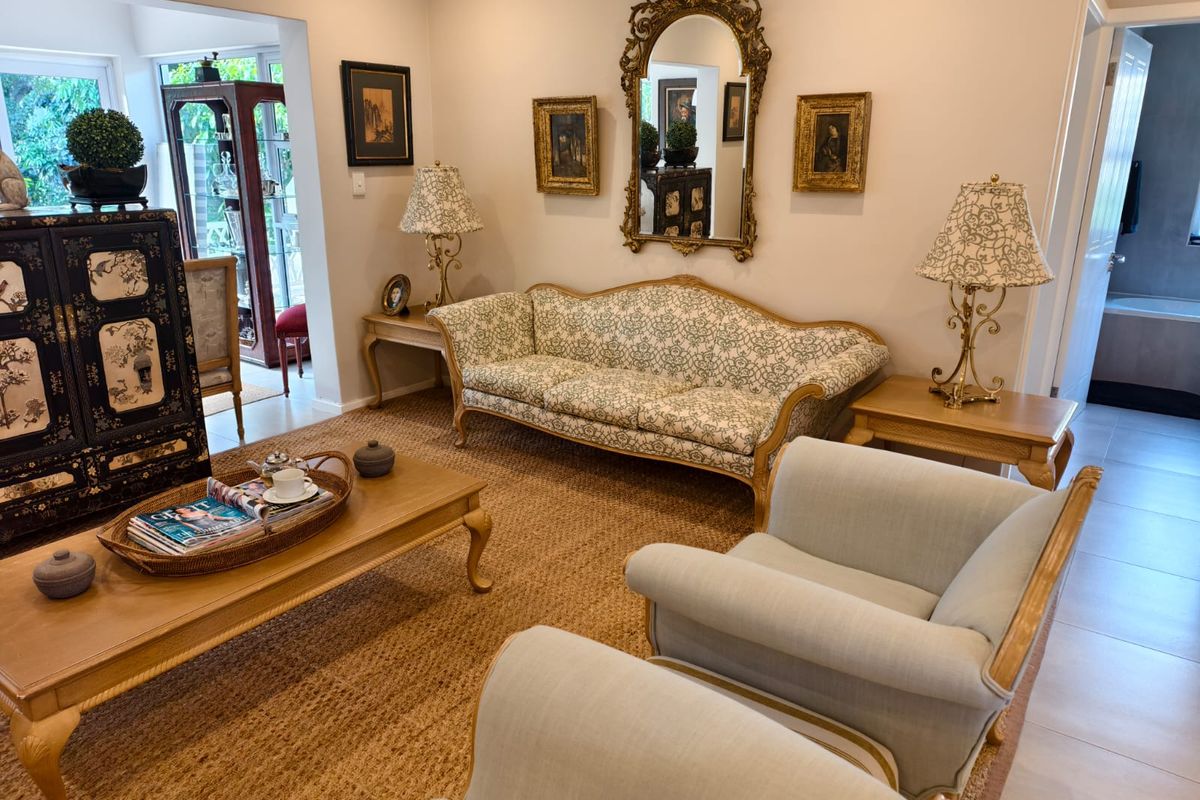 A well-maintained living room featuring neutral tiled flooring and a spacious layout, providing a comfortable and inviting atmosphere for relaxation.