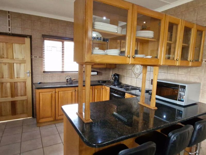Six-Month Lease Only! - Photo 4