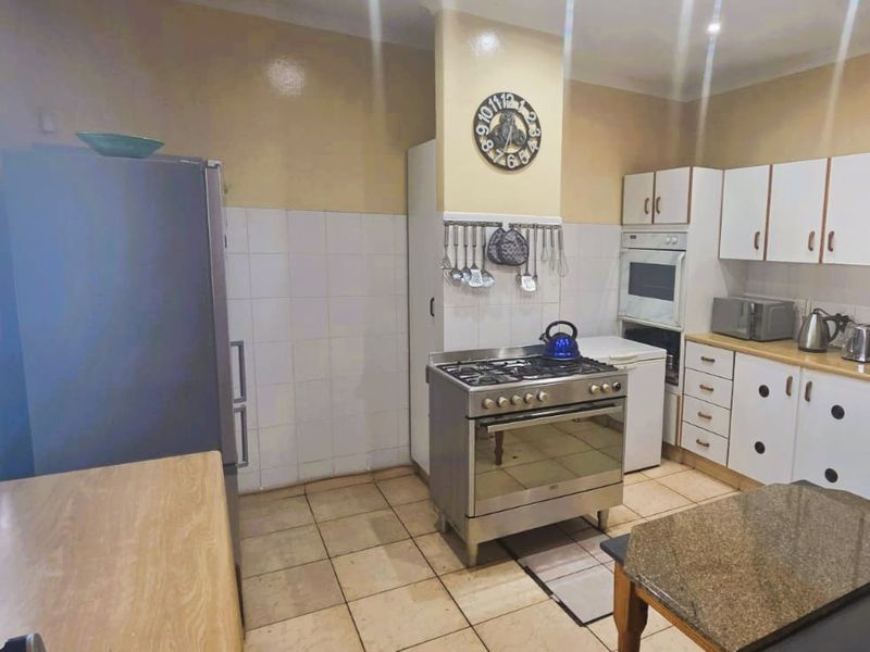 Spacious home with 1-bedroom flatlet - Photo 10