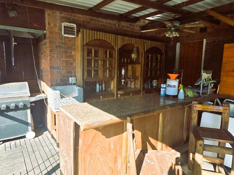 Spacious home with 1-bedroom flatlet - Photo 4