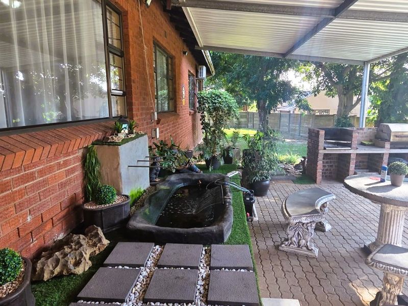 Spacious home with 1-bedroom flatlet - Photo 5