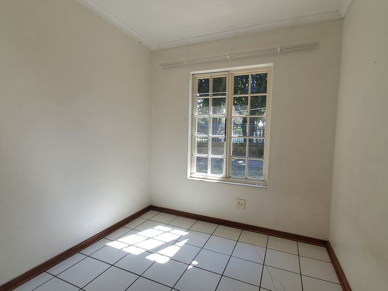 Secure 3 Bedroom, 2 Bathroom Simplex with Pet-Friendly Garden in Meerensee - Photo 9