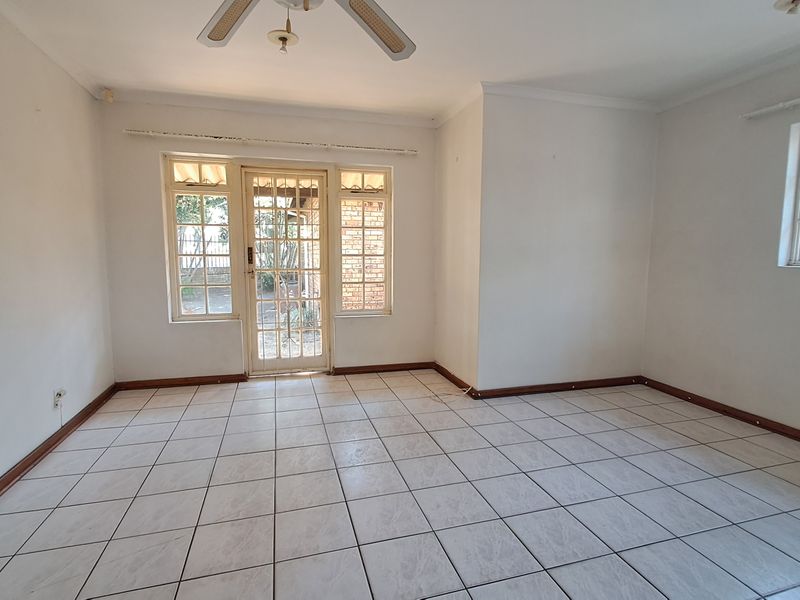 Secure 3 Bedroom, 2 Bathroom Simplex with Pet-Friendly Garden in Meerensee - Photo 6