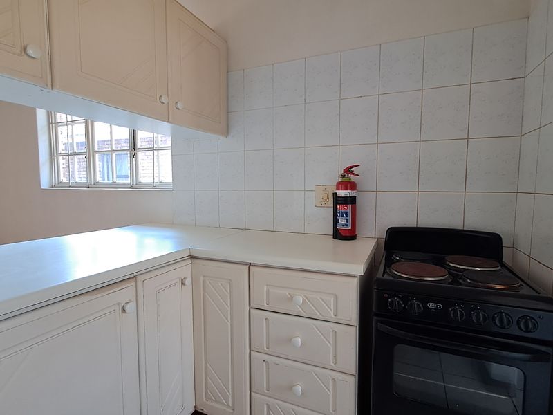 Secure 3 Bedroom, 2 Bathroom Simplex with Pet-Friendly Garden in Meerensee - Photo 2