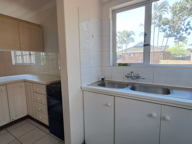 Secure 3 Bedroom, 2 Bathroom Simplex with Pet-Friendly Garden in Meerensee - Photo 4