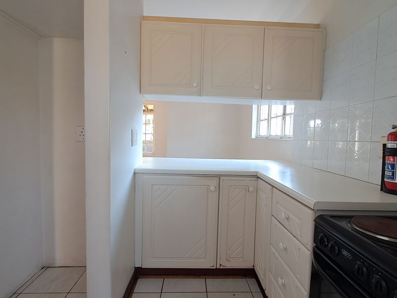 Secure 3 Bedroom, 2 Bathroom Simplex with Pet-Friendly Garden in Meerensee - Photo 3