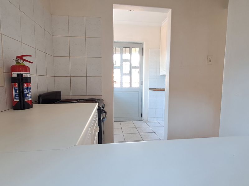 Secure 3 Bedroom, 2 Bathroom Simplex with Pet-Friendly Garden in Meerensee - Photo 5