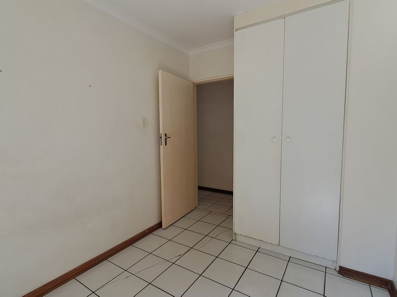 Secure 3 Bedroom, 2 Bathroom Simplex with Pet-Friendly Garden in Meerensee - Photo 10
