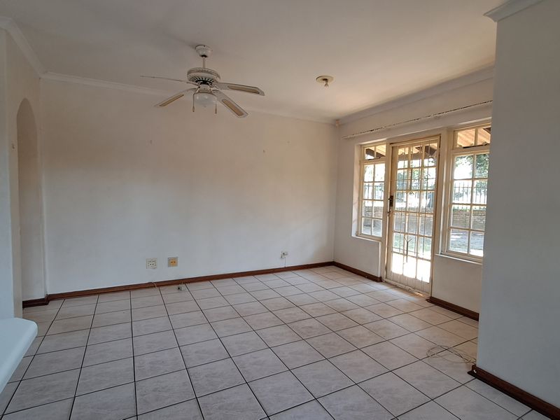 Secure 3 Bedroom, 2 Bathroom Simplex with Pet-Friendly Garden in Meerensee - Photo 8