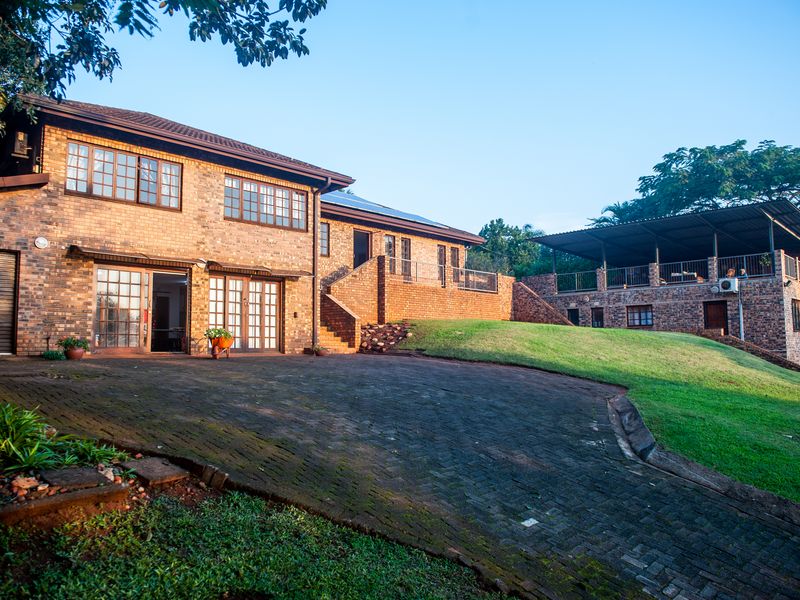 Spacious Family Home with Two Flatlets, Solar Power and Stunning distant Mountain Views! - Photo 2