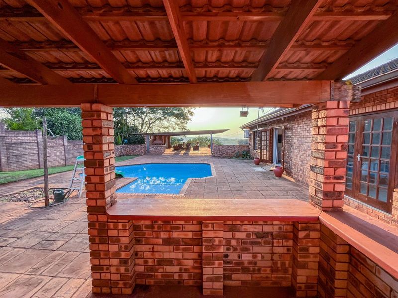 Spacious Family Home with Two Flatlets, Solar Power and Stunning distant Mountain Views! - Photo 8