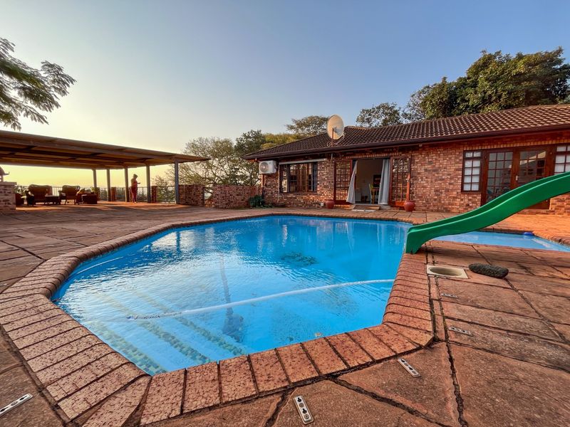 Spacious Family Home with Two Flatlets, Solar Power and Stunning distant Mountain Views! - Photo 7