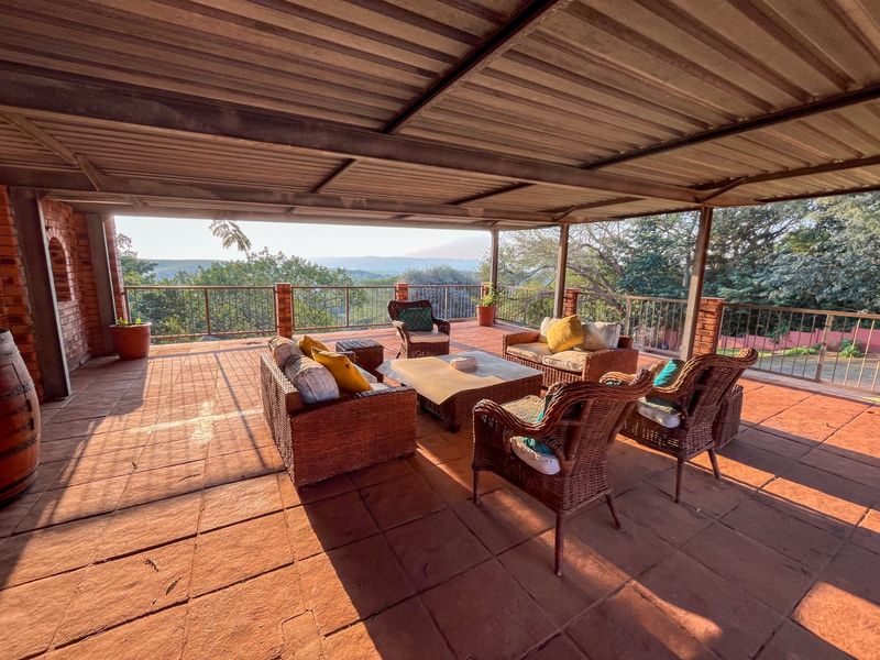 Spacious Family Home with Two Flatlets, Solar Power and Stunning distant Mountain Views! - Photo 5