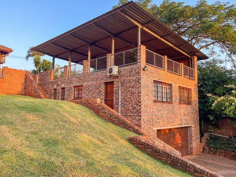 Spacious Family Home with Two Flatlets, Solar Power and Stunning distant Mountain Views! - Photo 4