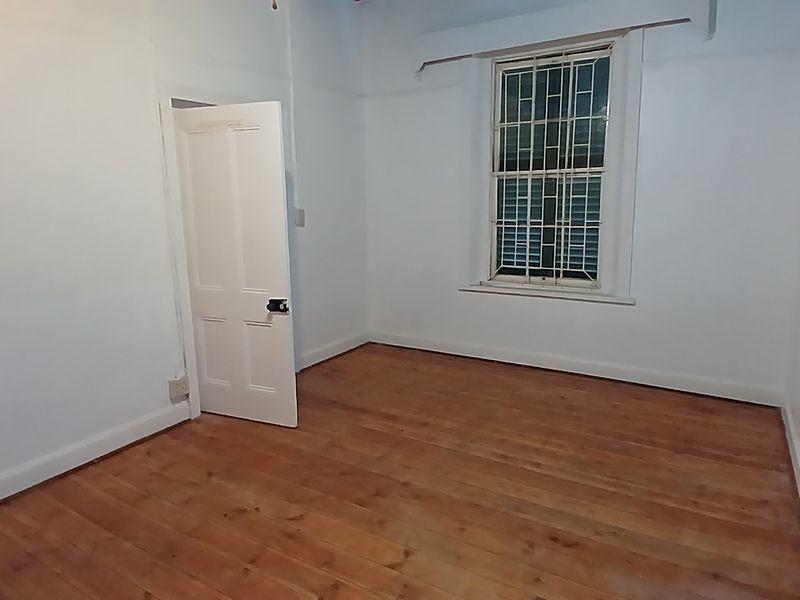 Spacious 4-Bedroom Family Home with Large Pet-Friendly Garden - Photo 8