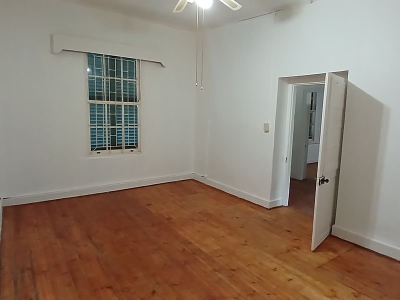 Spacious 4-Bedroom Family Home with Large Pet-Friendly Garden - Photo 6