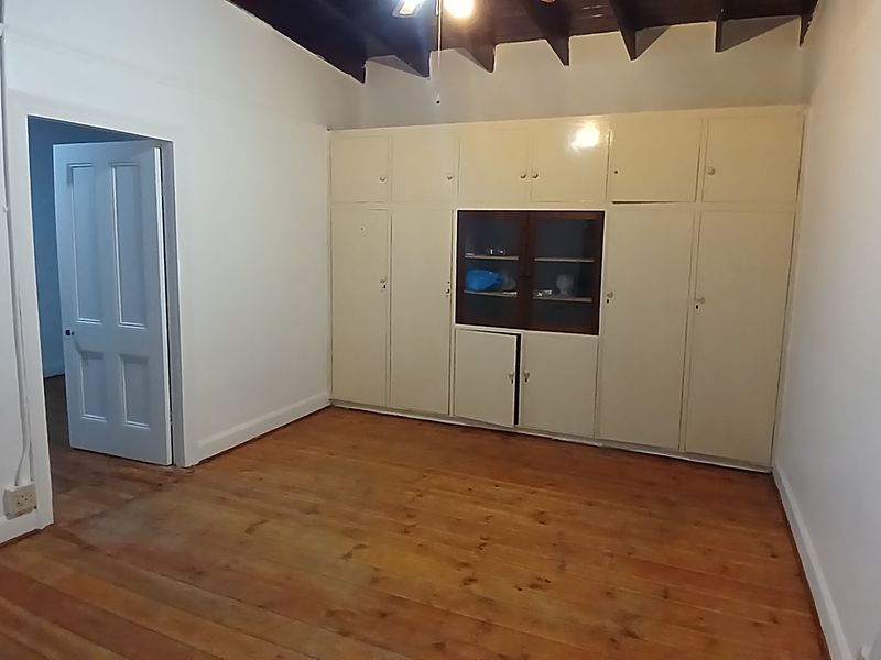 Spacious 4-Bedroom Family Home with Large Pet-Friendly Garden - Photo 7