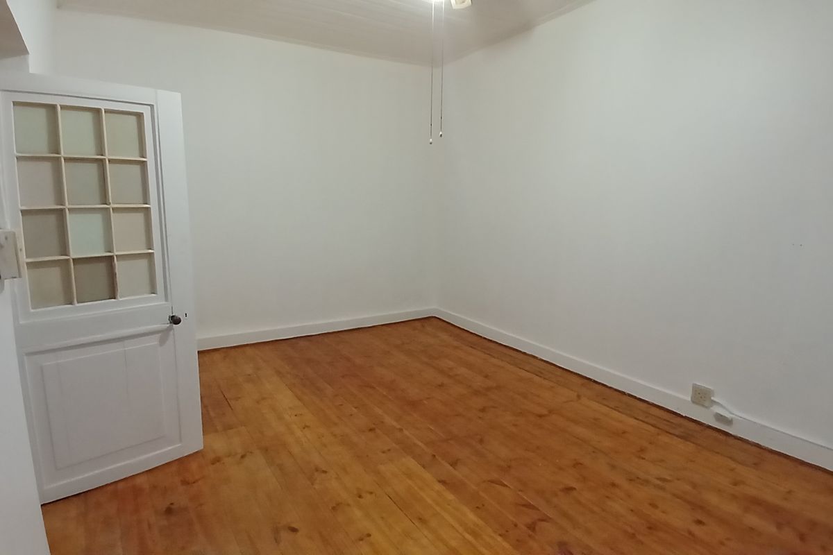 Spacious 4-Bedroom Family Home with Large Pet-Friendly Garden - Photo 5