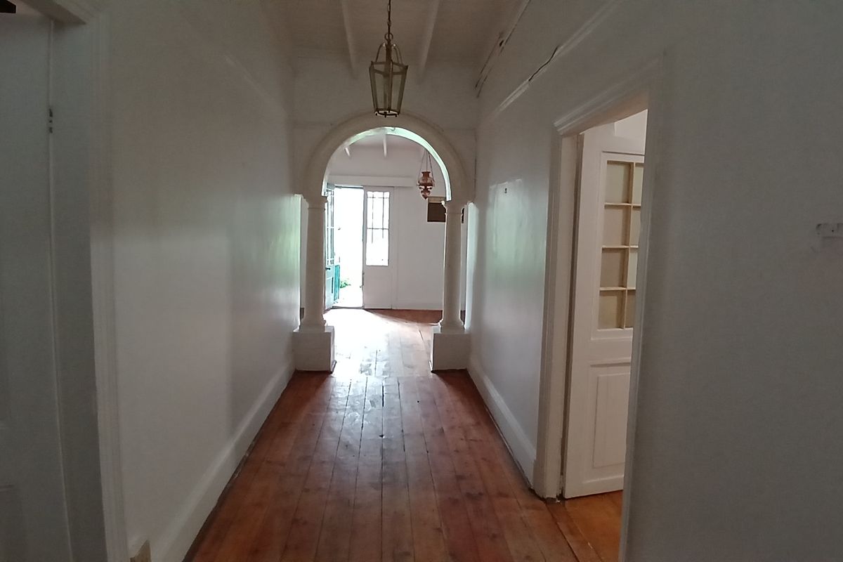 Spacious 4-Bedroom Family Home with Large Pet-Friendly Garden - Photo 3