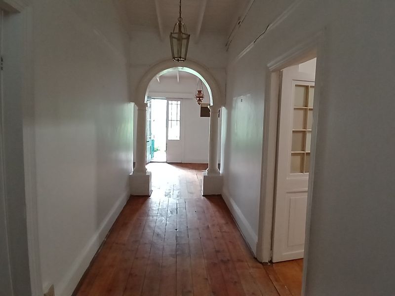 Spacious 4-Bedroom Family Home with Large Pet-Friendly Garden - Photo 3