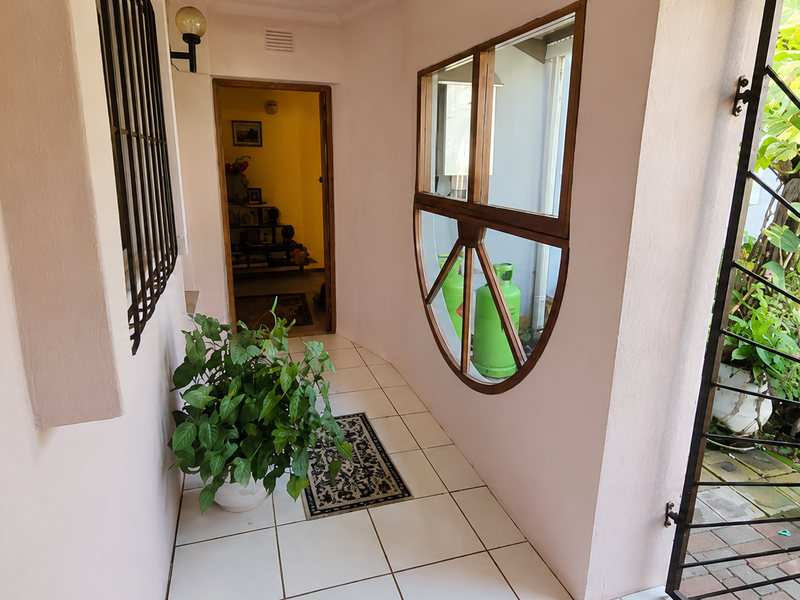 Spacious family home with flatlet in a Prime Cul-de-sac - Photo 9