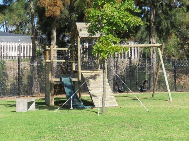 Shared 4 Bedroom House in Tweespruit Estate –only  1 Room available - Photo 7
