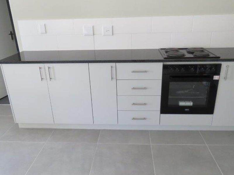 Shared 4 Bedroom House in Tweespruit Estate –only  1 Room available - Photo 6