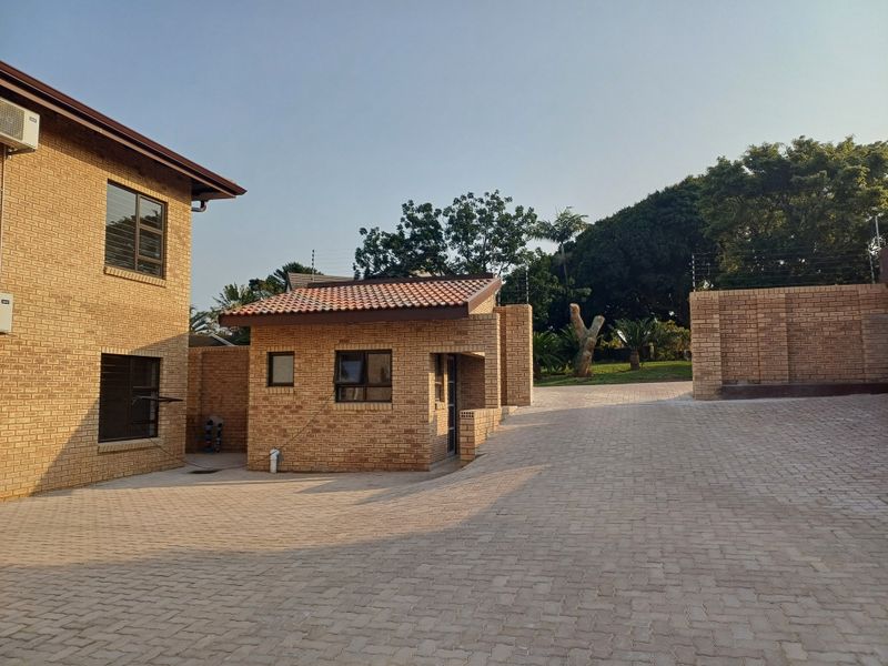 Modern 3 Bedroom, 2 Bathroom Apartments in a Secure Lifestyle Complex - Photo 1