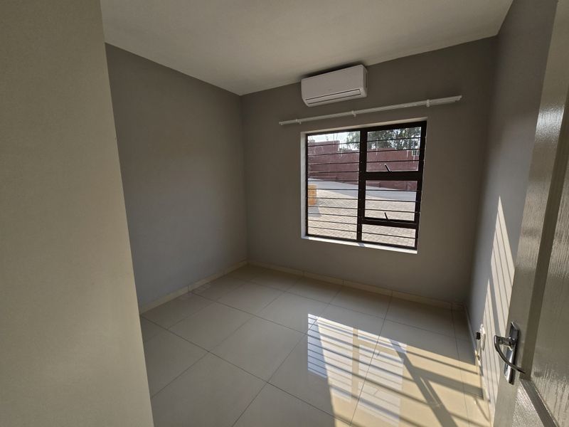 Modern 3 Bedroom, 2 Bathroom Apartments in a Secure Lifestyle Complex - Photo 10