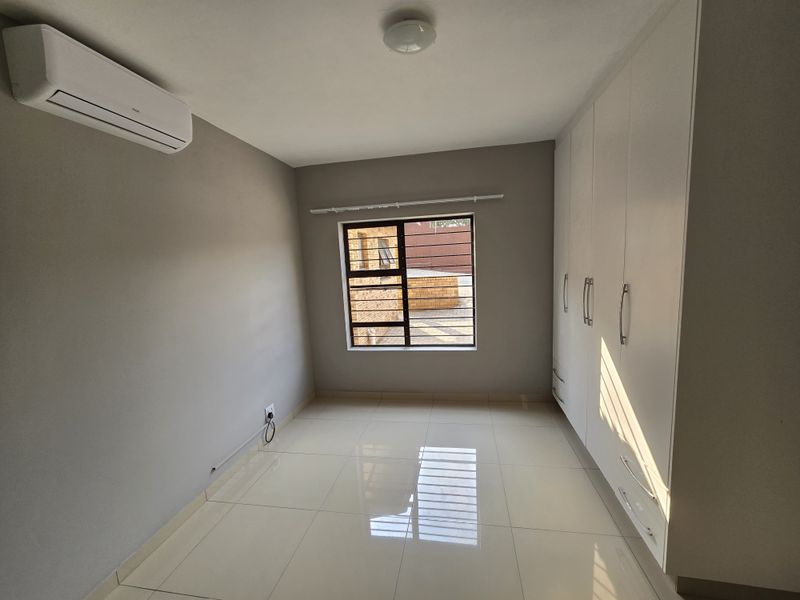 Modern 3 Bedroom, 2 Bathroom Apartments in a Secure Lifestyle Complex - Photo 9