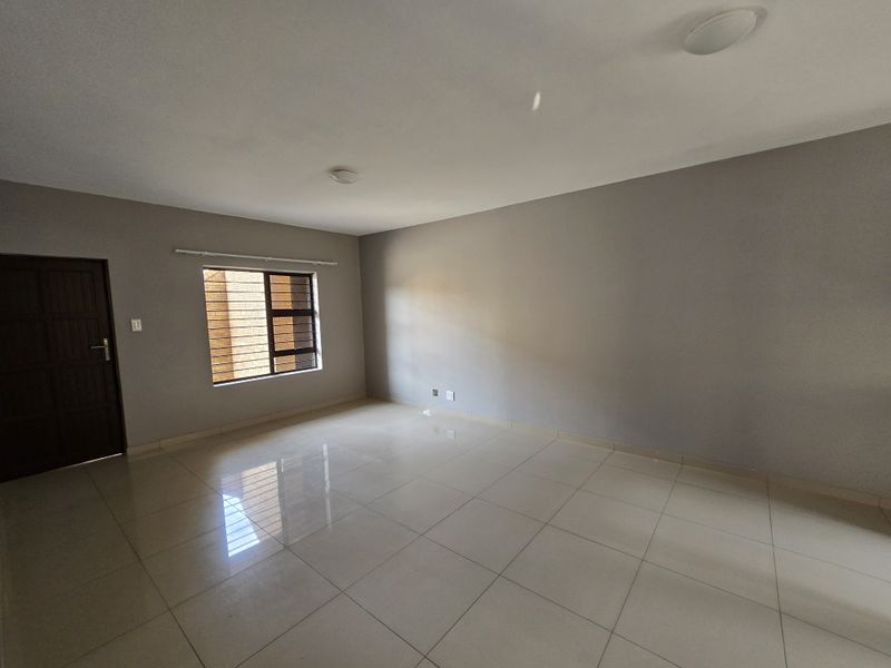 Modern 3 Bedroom, 2 Bathroom Apartments in a Secure Lifestyle Complex - Photo 7