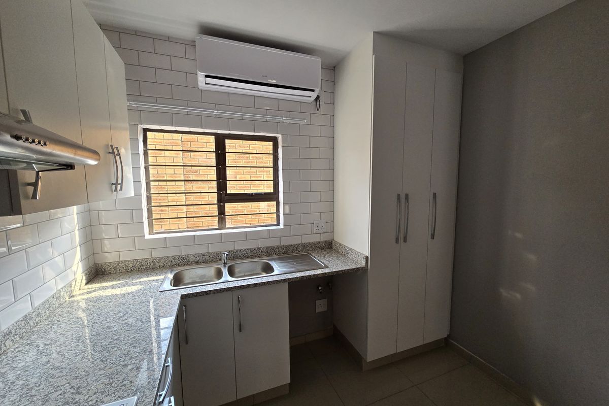 Modern 3 Bedroom, 2 Bathroom Apartments in a Secure Lifestyle Complex - Photo 4