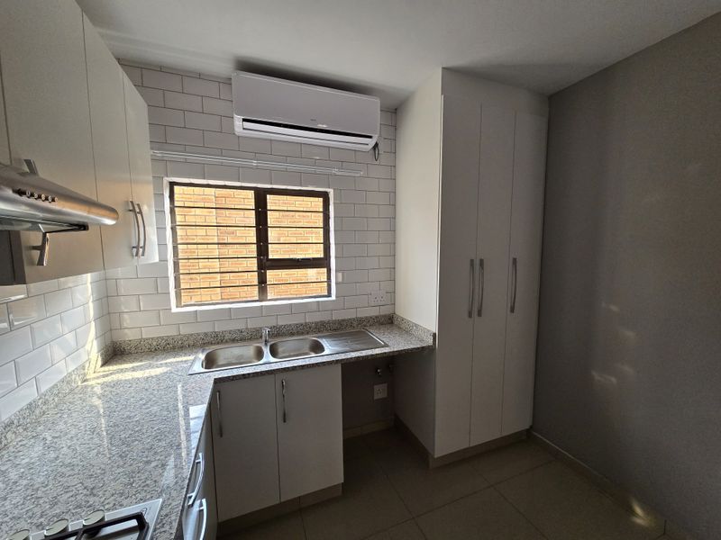Modern 3 Bedroom, 2 Bathroom Apartments in a Secure Lifestyle Complex - Photo 4