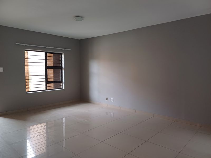 Modern 3 Bedroom, 2 Bathroom Apartments in a Secure Lifestyle Complex - Photo 8