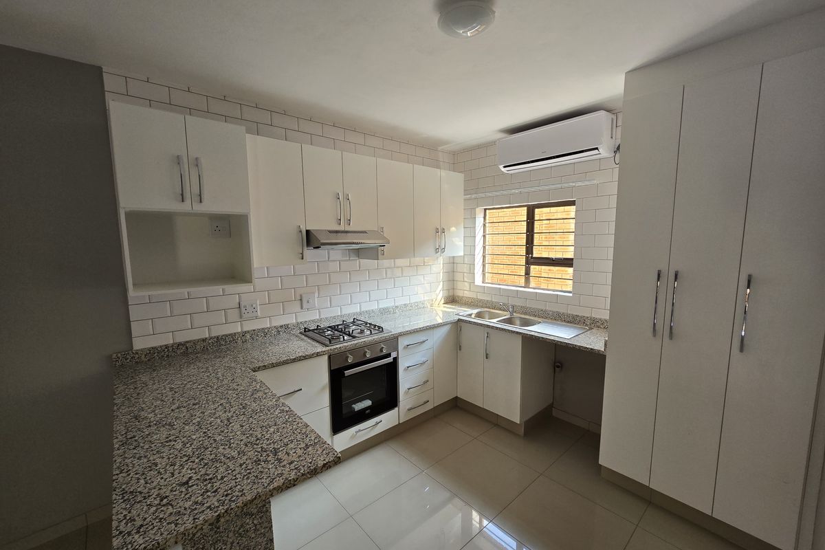 Modern 3 Bedroom, 2 Bathroom Apartments in a Secure Lifestyle Complex - Photo 5