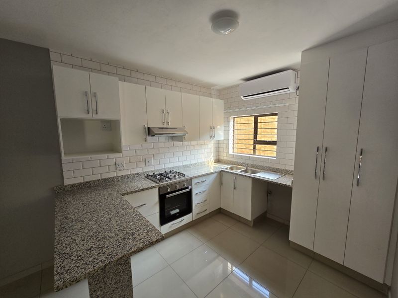 Modern 3 Bedroom, 2 Bathroom Apartments in a Secure Lifestyle Complex - Photo 5