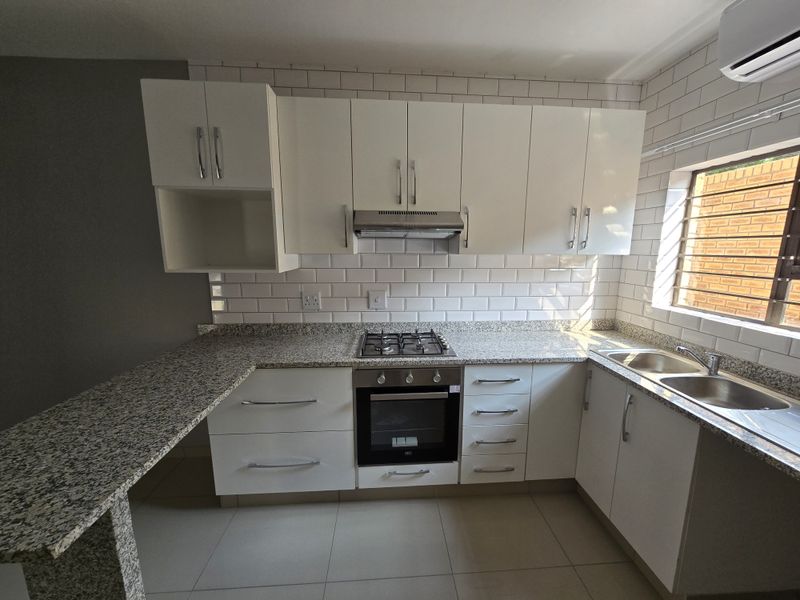 Modern 3 Bedroom, 2 Bathroom Apartments in a Secure Lifestyle Complex - Photo 2