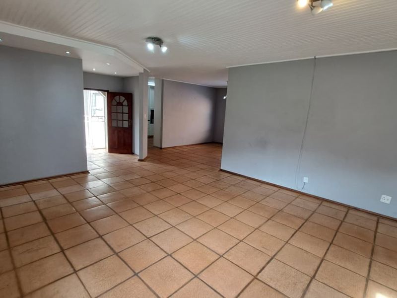 Spacious 3 Bedroom Family Home Available in Meerensee - Photo 9