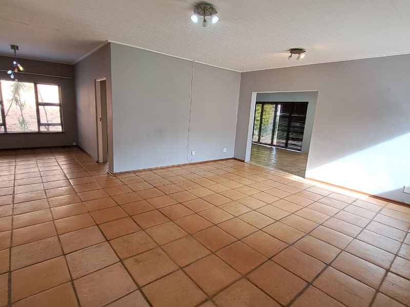 Spacious 3 Bedroom Family Home Available in Meerensee - Photo 8